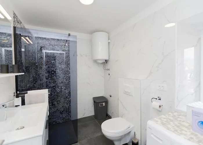 Modern Cozy Bonnie In Center Of Split.