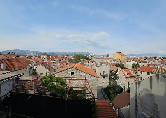 Modern Cozy Bonnie In Center Of Split. *