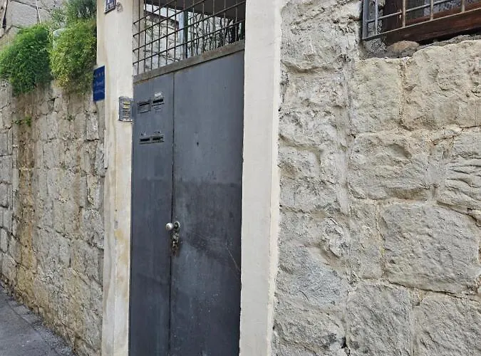 Modern Cozy Bonnie In Center Of Split. *